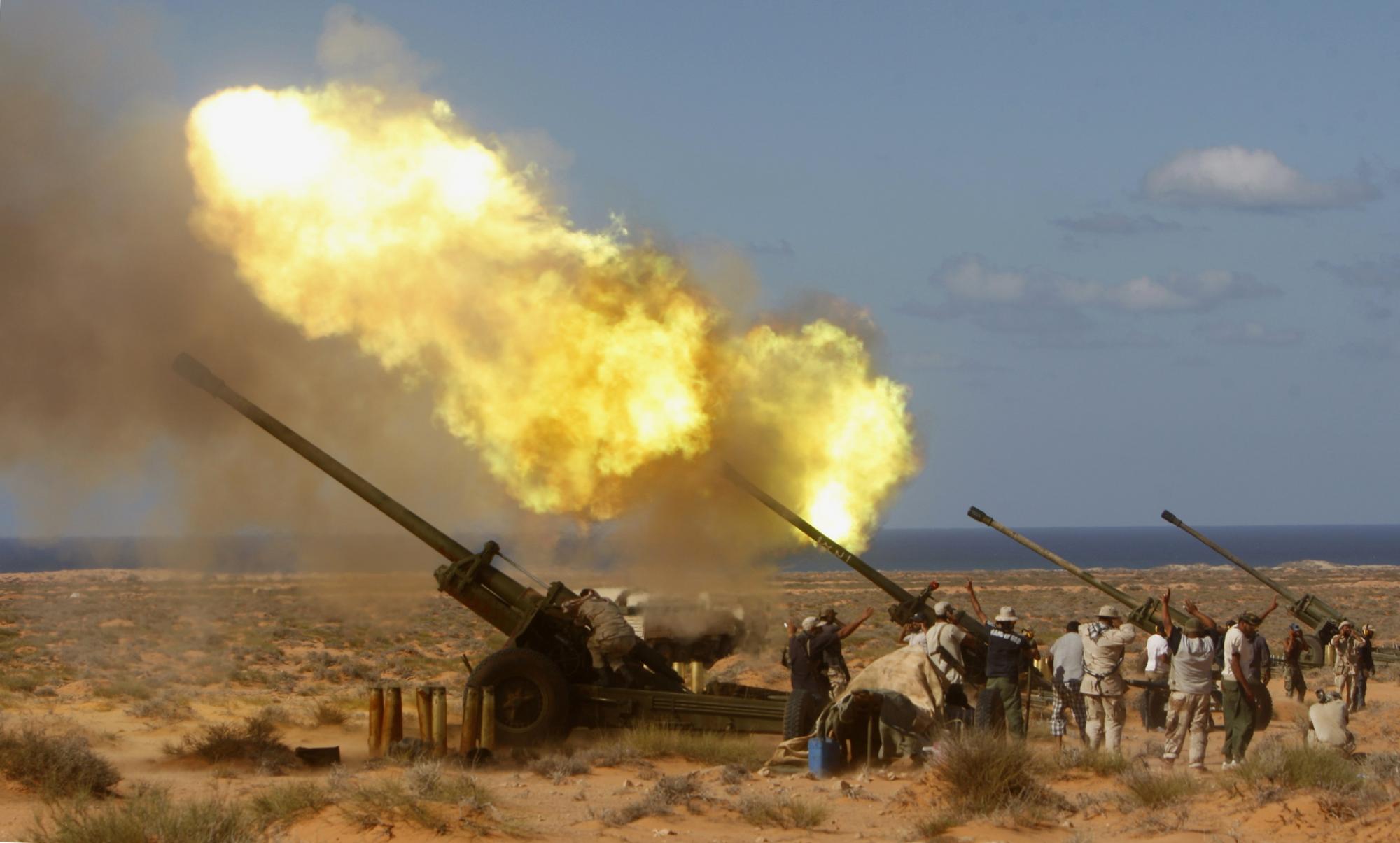 9月8日,利比亚反对派战士在向政府军发射炮弹.