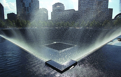 911遗址如今已建成喷泉,人们到此祈祷和平.ic图