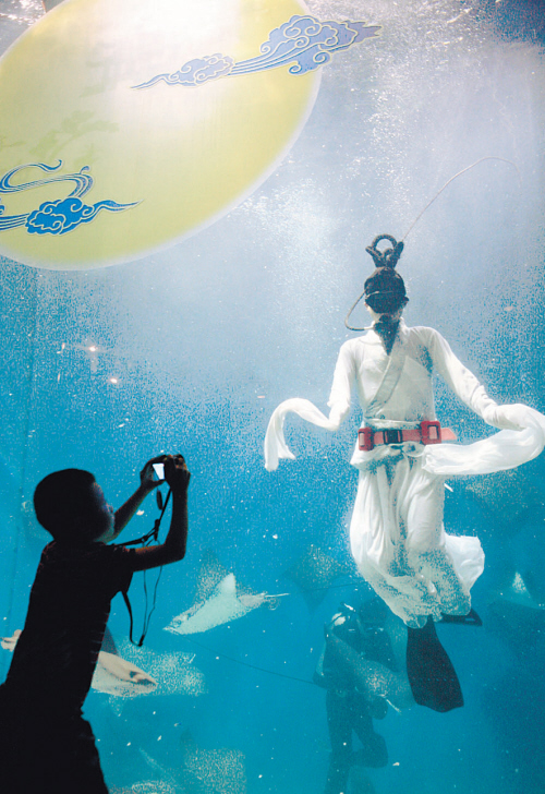上海海洋水族馆上演真人版嫦娥奔月表演
