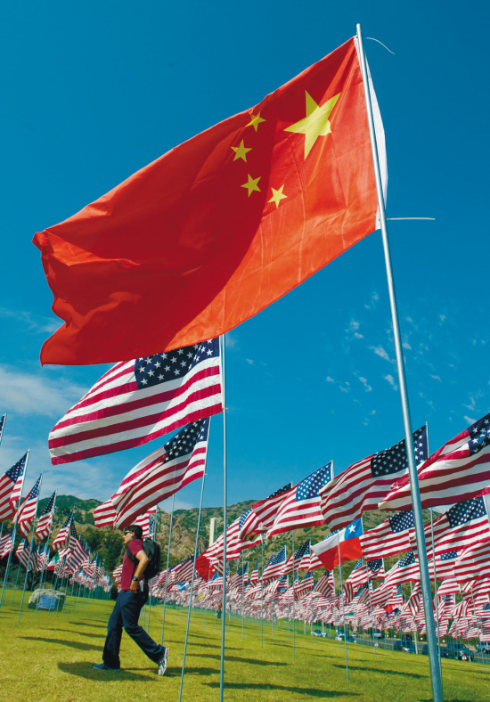 在美国加利福利亚州马利布市佩伯代因大学,一名男子从一面中国国旗下