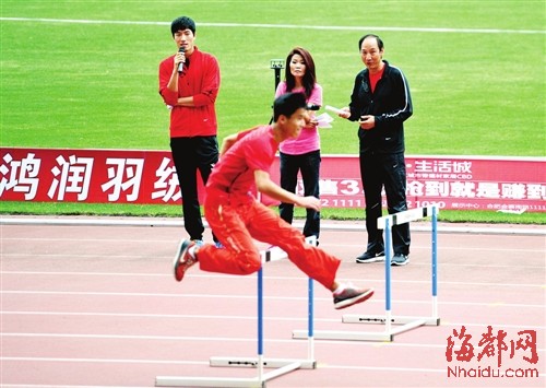 刘翔和教练孙海平右一观看小运动员跨栏