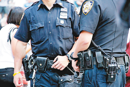 9月10日,全副武装的警察在美国纽约时报广场执勤.