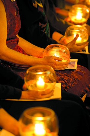 9月10日晚,人们手捧蜡烛参加在洛杉矶举行的