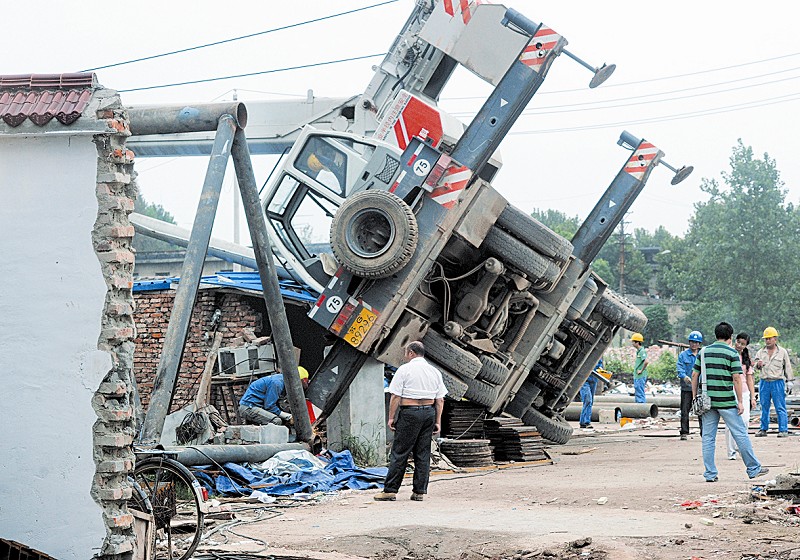 汉阳鹦鹉大道旁一工地上,一台吊车在吊装钢结构时发生侧翻,压损一简易