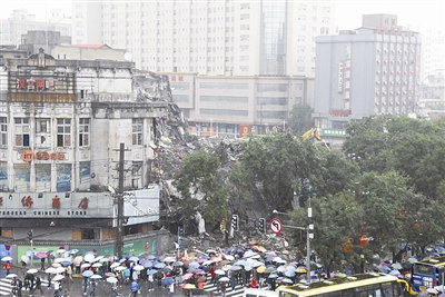 昨天,西安市东大街一正在拆迁的华侨商店,突然坍塌,公安,消防,120及时