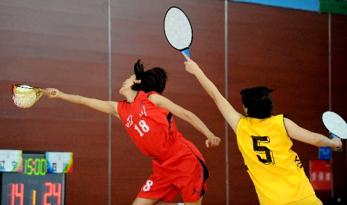 图文:民族运动会珍珠球循环赛 四川队网手接球