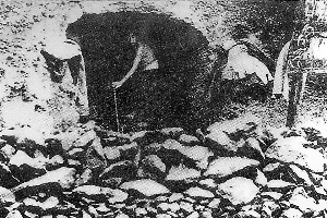 挖地下防空洞是重庆人民在大轰炸中的创造,被誉为"当时世界各国
