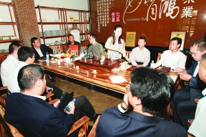 众人品尝安化黑茶