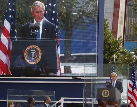 奥巴马小布什现身纪念仪式 驻英使馆外爆发抗议