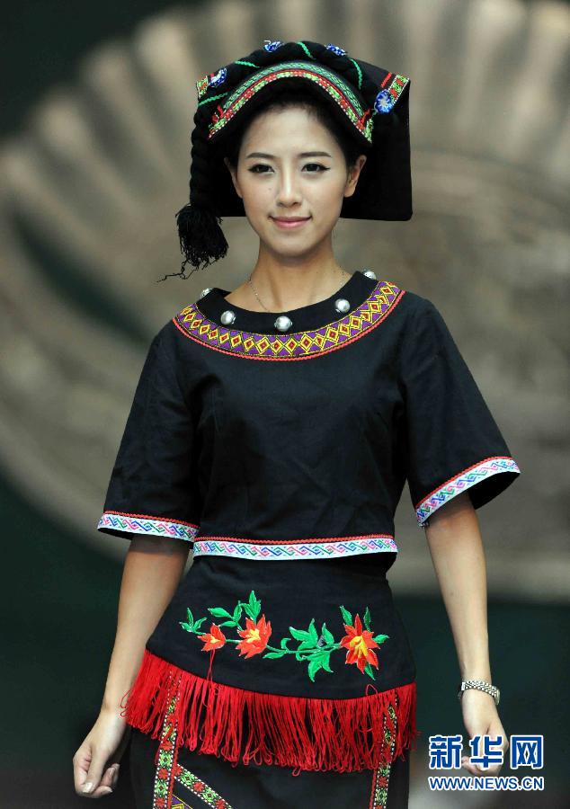 9月9日,模特在展示贵州仡佬族代表性女装.新华社记者 杨宗友 摄