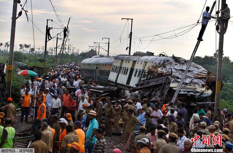 印度火车发生追尾事故 至少7人死亡(组图)