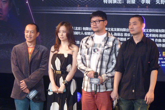 张靓颖与全集主创人员合影.国语奥特曼奥特曼奥特曼大电影动漫电影版大全图片