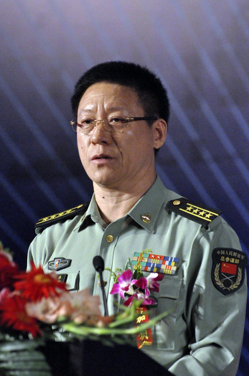 总参陆航部后勤部部长杨国华发表演讲.