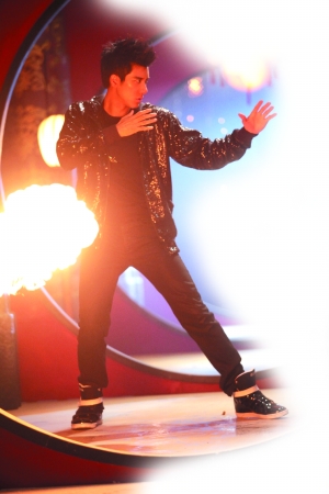 王力宏的最新单曲《火力全开》mv有大场景和爆破场面