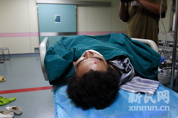 一名伤者在浦东新区人民医院被送至手术室接