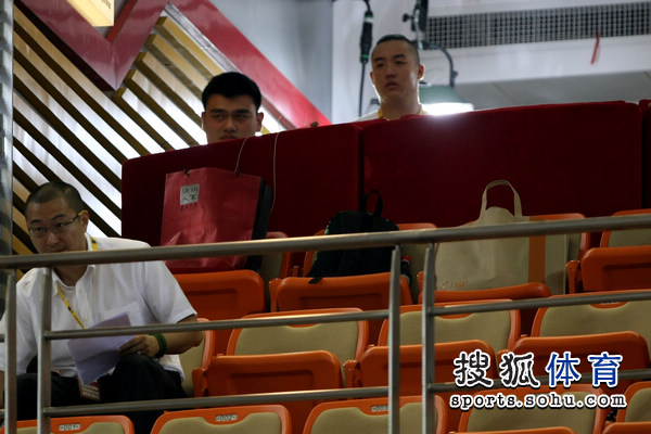 组图:姚明已到比赛评论席 静候男篮开战当解说