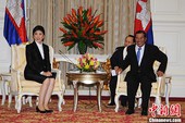 英拉访柬与洪森会谈 泰柬同意从柏威夏寺撤军