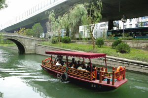 八条线路贯通主城区 坐着水上巴士去上班