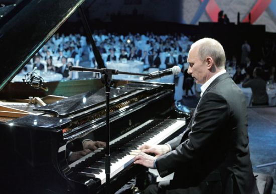 2010年12月，普京在莱坞众星云集的圣彼得堡慈善晚会上演奏了歌曲“从哪里认识祖国”。