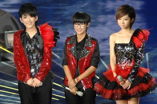 2011年湖南卫视《快乐女声》昨晚结束,段林希(中)获总冠军,洪辰(右)是
