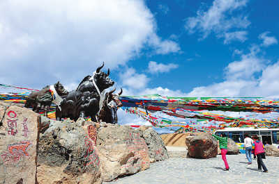 游客在海拔5013米的米拉山口观光。一、二、三、四、五、六、七、八、九、十、