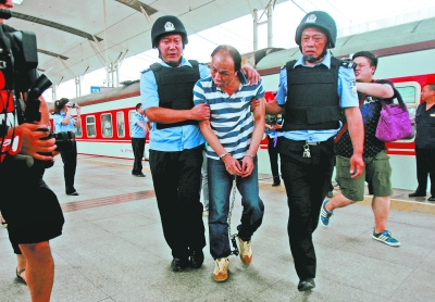 大毒枭潘亚成戴着脚镣从缅甸被押解回汉.