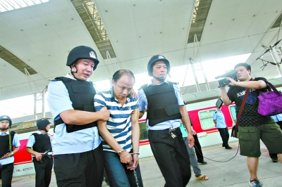 武汉警方跨境抓获大毒枭潘亚成(组图)