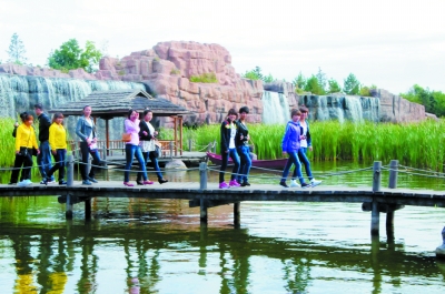 大学生们畅游湿地