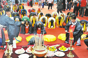 9月16日,来自韩国的姜氏后裔在临淄祭拜先祖.