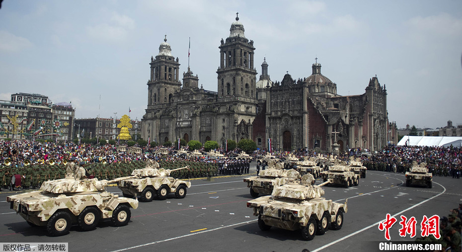 墨西哥举行阅兵庆祝独立201周年(组图)