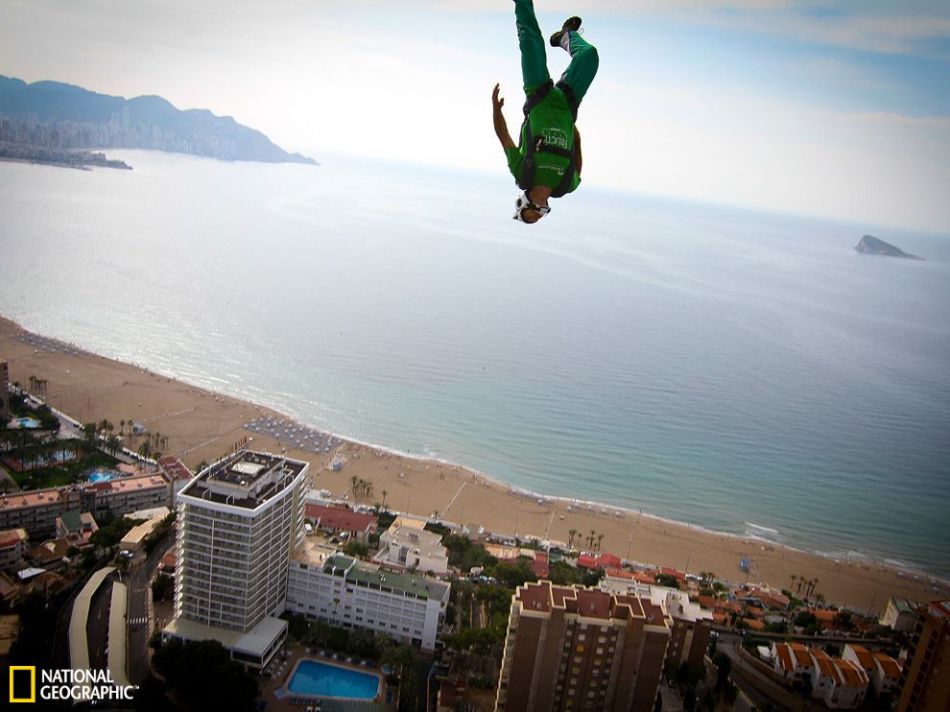摄影师捕获西班牙高空跳伞者美丽优雅的动人时