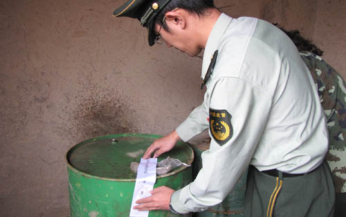 工作人员查封违禁的油罐