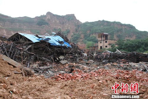截至18日17时，发生于17日下午的西安灞桥山体滑坡灾害已造成10人死亡、5人受伤，初步确认22人失踪。图为倒塌的厂房。张一辰 摄