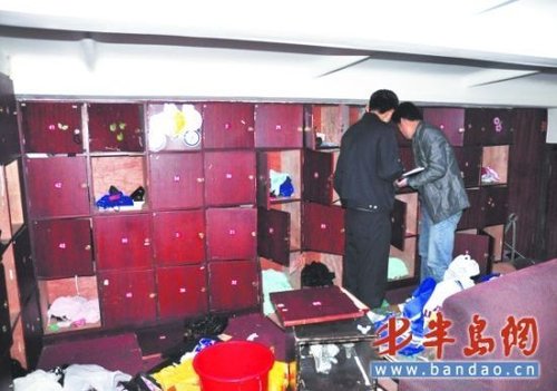 陪侍时能喝会唱等严厉的行规;与其他人一起参与狂砸莱西市华东夜总会