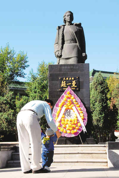 哈尔滨市民带着孩子祭奠赵一曼烈士.