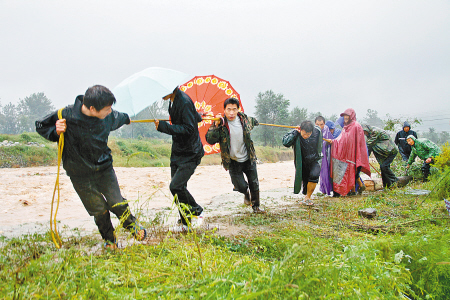 村民们冒雨抗洪抢险。