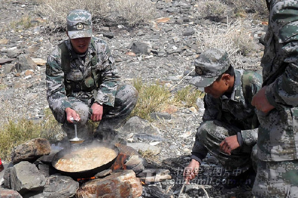 新疆军区某边防团梧桐沟边防连因驻地环境艰苦,在一茬茬戍边官兵们