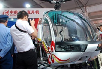 国产AC310轻型多用途直升机在天津直博会