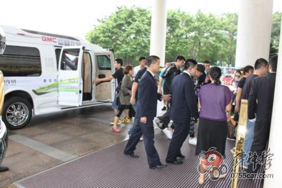 GMC商務車作為一款專門為高端人士度身打造的堪稱陸上頭等艙的進階豪華商務、行政旅行車,越來越受到明星大腕的青睞。