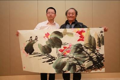 西安中国画院副院长田钧向太白酒业销售公司总经理邢长海赠送作品