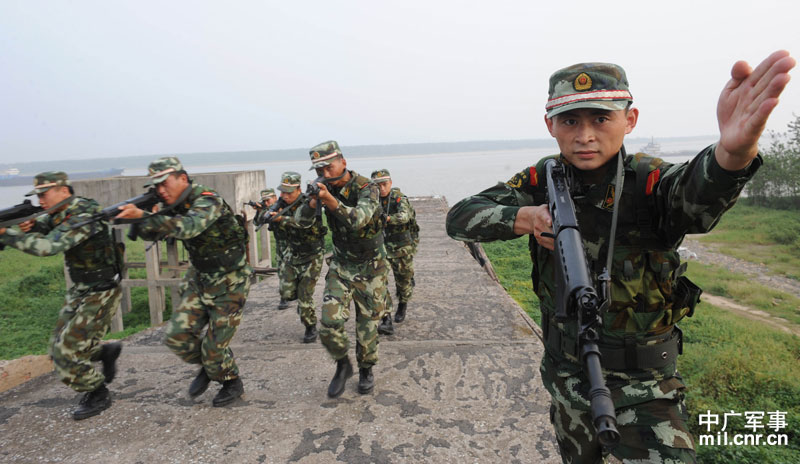 武警安徽总队安庆市支队官兵正在快速出击搜捕脱逃的犯人
