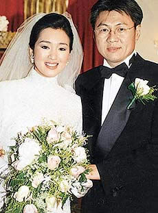 鞏俐和老公黃和祥(英美煙草公司香港區總裁)兩人年齡相差11歲