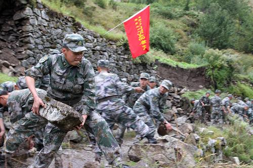 9月19日,驻藏某部官兵在亚东县嘎林岗村疏通道路.新华社发