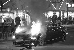去年12月17日晚，被王烁倒车撞坏的王珂军牌奥迪在马路上起火燃烧。