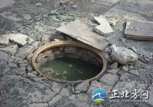 呼和浩特:民政住宅楼西单元下水道堵两年了(组