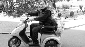 长春84岁公园录像师骑三轮摩托车拍DV(图)