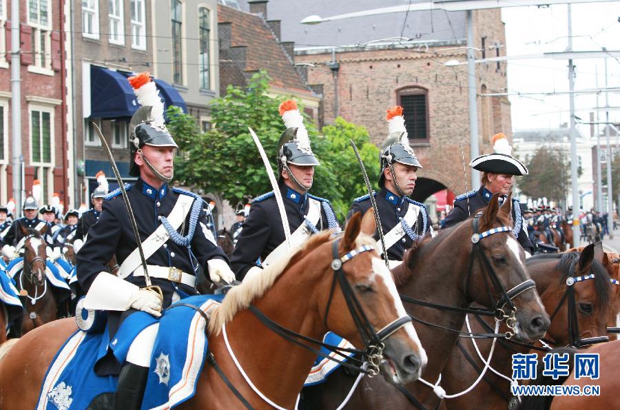 9月20日,在荷兰海牙,荷兰皇家卫兵护送王室巡游.新华社发(丁辰摄)