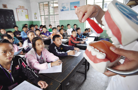 爱牙日学刷牙(图)