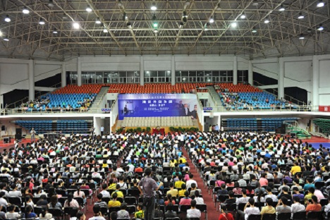 孙必干大使为三峡大学学子讲"外交为民"(组图)