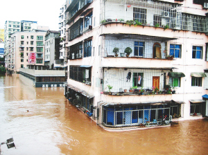 图为被洪水围困的四川省达州市渠县县城.